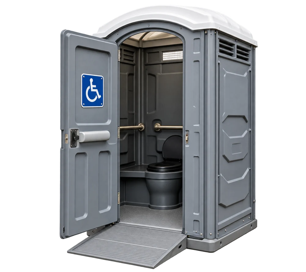 Sanitario portátil gris con puerta abierta, interior visible y rampa de acceso